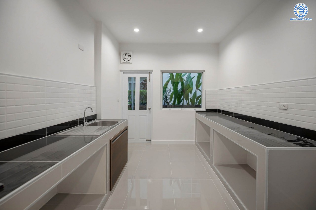 บ้านมือสองตกแต่งใหม่ โครงการ คาซ่าแกรนด์ รัตนาธิเบศร์-ราชพฤกษ์ บ้านเดี่ยวจากแบรนด์ Q.House เนื้อที่ 70 ตร.ว. ฟังก์ชัน 3 ห้องนอน 4 ห้องน้ำ 1 ห้องแม่บ้าน จอดรถได้ถึง 2 คัน พร้อม Facilities ครบครัน บนทำเลเดินทางสะดวก ติดถนนราชพฤกษ์ ใกล้เซ็นทรัลเวสต์เกต และรถไฟฟ้าสายสีม่วง "สถานีบางรักใหญ่"